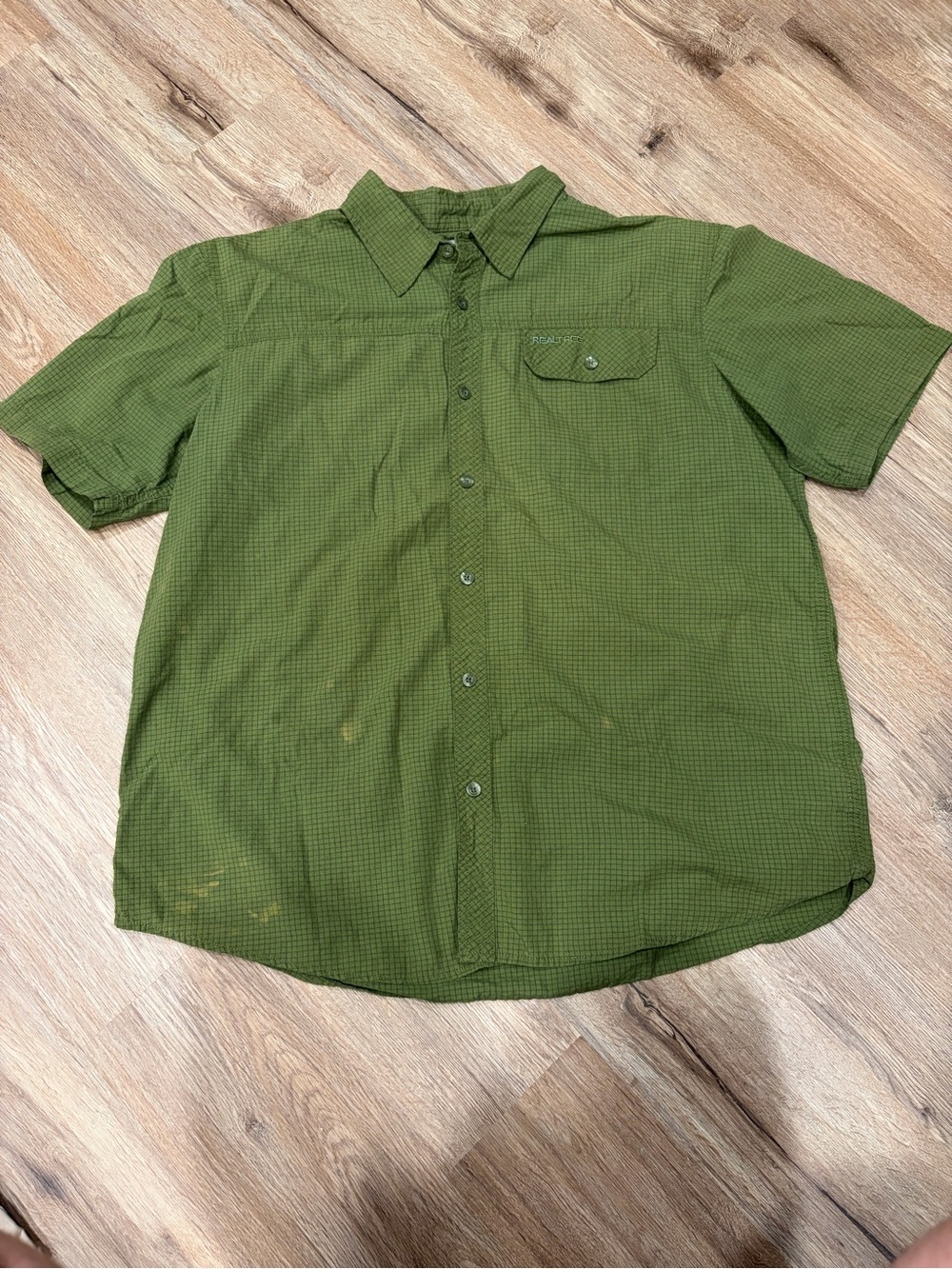 Realtree Men's Short Sleeve Button-Down Shirt in Olive Green
